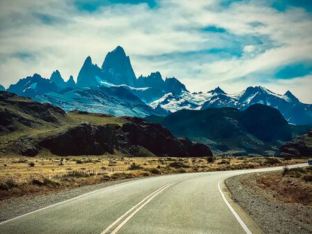 Blick durch die Windschutzscheibe auf den Fitz Roy, die mit seinem atemberaubendem Panoramaanblick über weiteren Bergen und der asphaltierten Straße thront. Wir fahren direkt auf ihn zu.