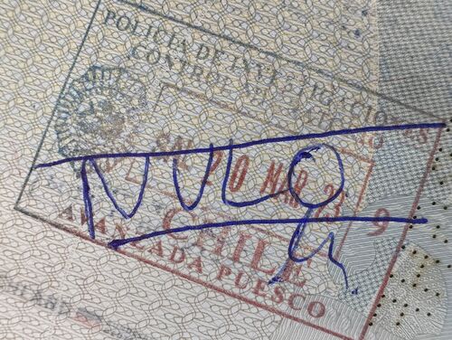 Ein chilenischer Ausreisestempel auf einer Seite eines deutschen Reisepasses, der korrigiert wurde.