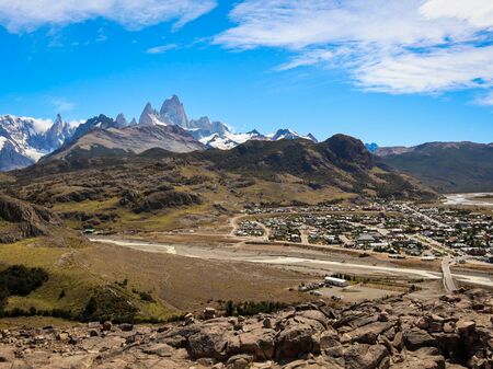 Eine wunderschöne Aussicht auf das Bergpanorama von Cerro Torre und Fitz Roy, sowie auf El Chaltén bei schönem Wetter.