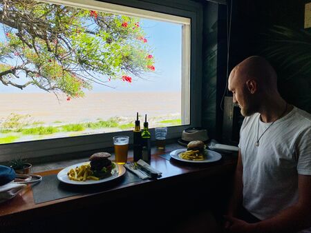 Burger und Pommes mit Blick auf den Río de la Plata im Charco Bistro.