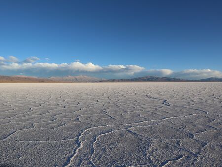 Die Salinas Grandes sind eine beeindruckende Salzfläche in der Provinz Jujuy im Nordwesten Argentiniens. Diese weite, blendend weiße Landschaft erstreckt sich über 6.000 Quadratkilometer und bietet eine atemberaubende Kulisse für Fotografen und Naturliebh