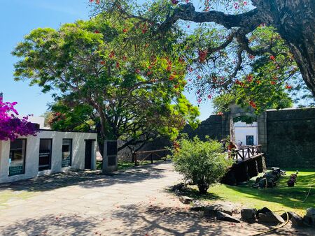 Das San Miguel Bastion in Colonia del Sacramento, Uruguay, mit seinem gut erhaltenen Stadttor und der charakteristischen Hängebrücke. Das historische Bauwerk bietet einen faszinierenden Einblick in die Kolonialgeschichte der Stadt.