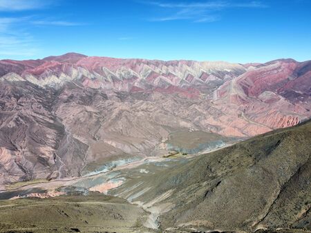 Serrania de Hornocal, Argentinien. Ein atemberaubender Panoramablick auf die 14-farbigen Berge in ihrer vollen Pracht. Der Himmel strahlt in türkis-blau und man sieht sogar das Tal.
